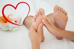 Image montrant une personne recevant un soin complet des pieds chez Namaste Santé.