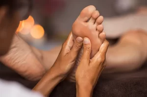Massage des pieds apaisant par un spécialiste, une des nombreuses expertises en soins des pieds chez Namaste Santé.